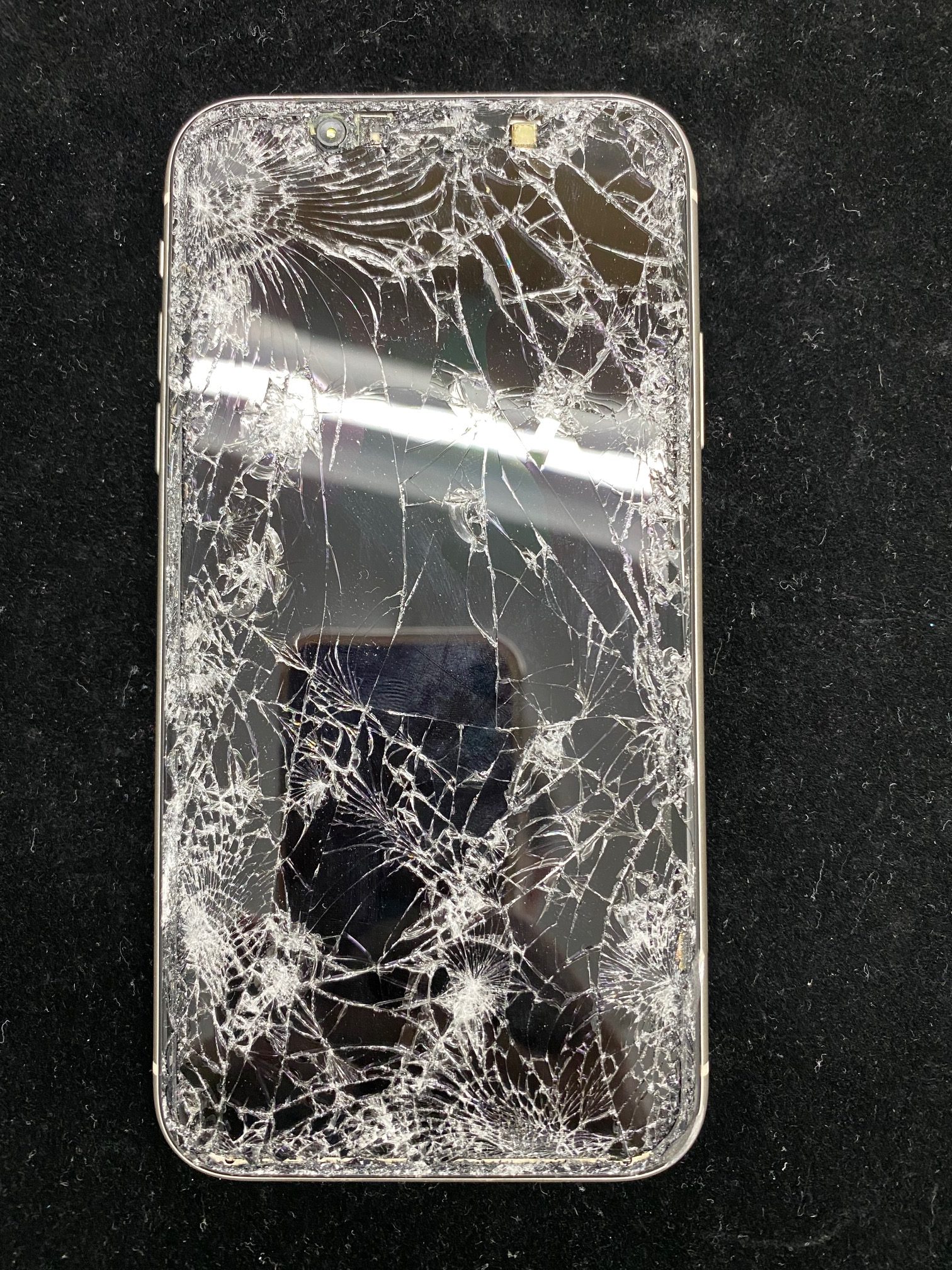 車に引かれたiPhone11の画面割れ修理のご依頼を頂きました。