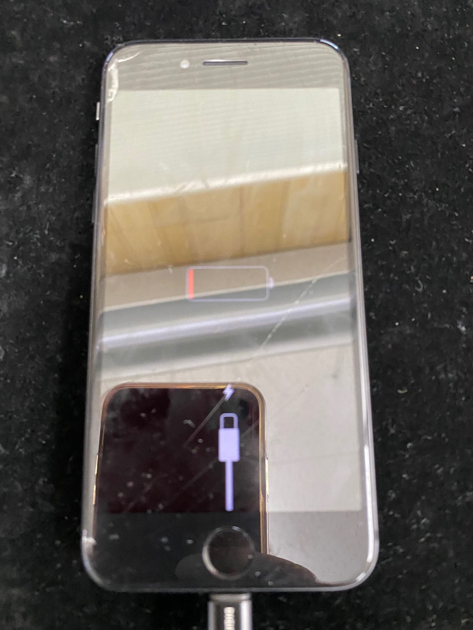 iPhone8画面ガラス割れ修理・バッテリー交換修理のご依頼