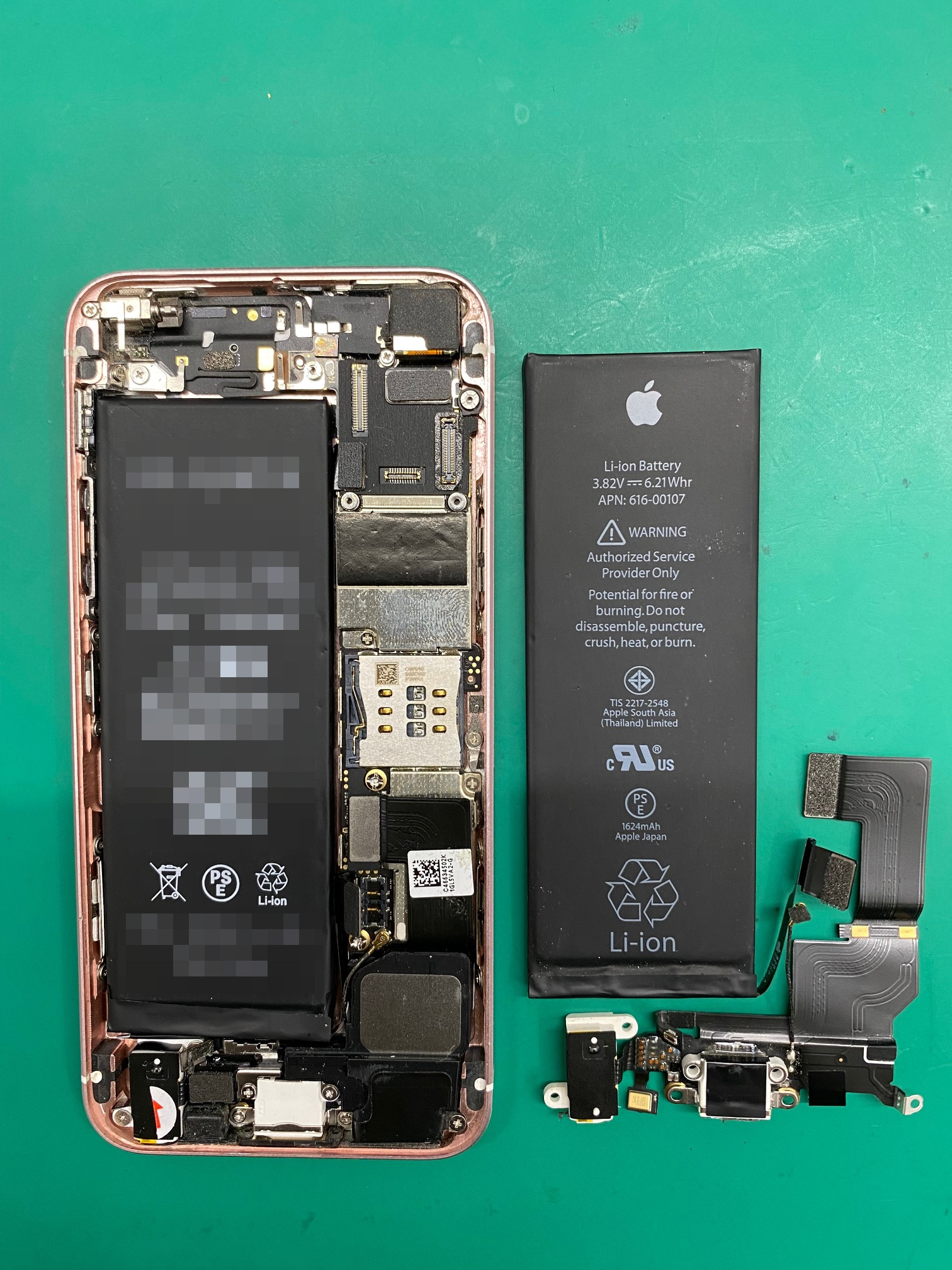 iPhoneSE（第１世代）のバッテリーとライトニングコネクタ修理